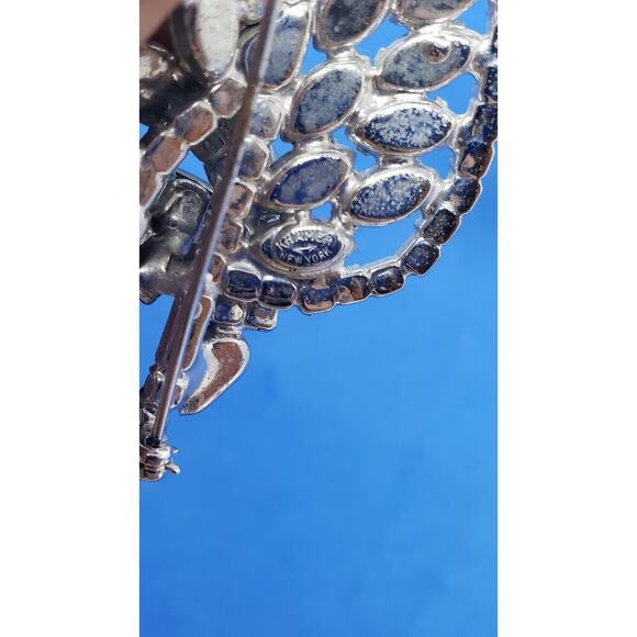 Vintage RARE Kramer NY Leaf Brooch Rhinestone Huge Layered Ribbons Signed - Picture 7 of 13